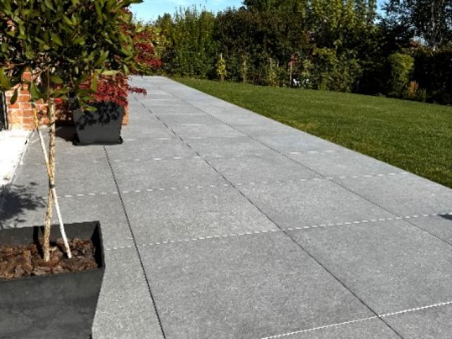 LA TERRASSE QUI TRANSFORME VOTRE EXTERIEUR CARRELAGE 80X80X2 POSE SUR PLOTS