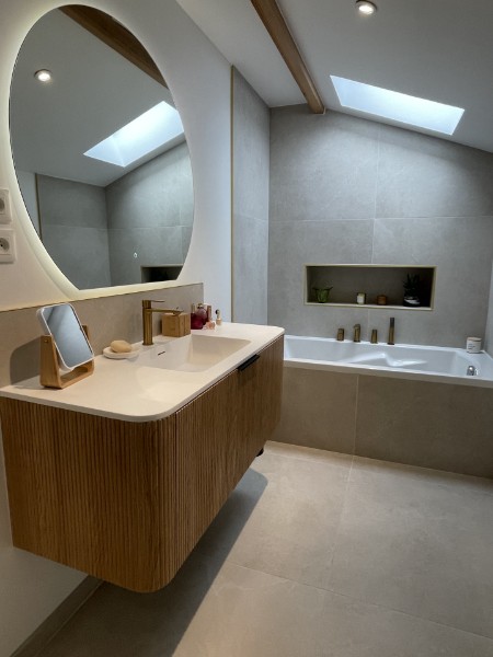 CARRELAGE GRAND FORMAT, MEUBLE BOIS ET ROBINETTERIE OR BROSSE 